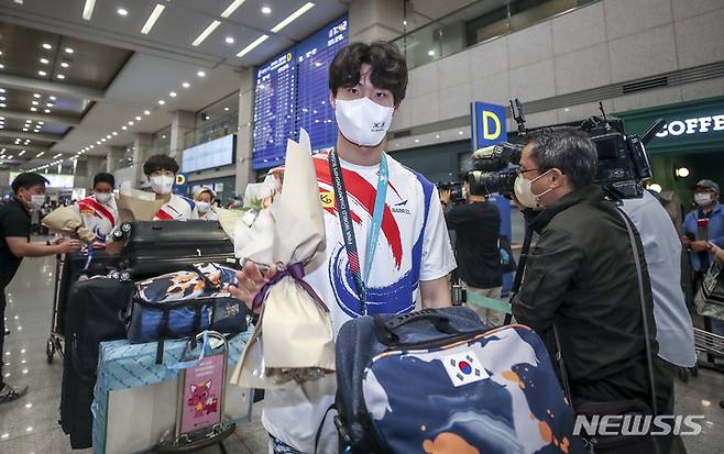 [인천공항=뉴시스] 정병혁 기자 = 2022 국제수영연맹(FINA) 부다페스트 세계선수권대회 자유형 200m에서 은메달과 한국신기록 5개라는 성적을 낸 수영선수 황선우가 27일 오후 인천국제공항 제1터미널을 통해 입국하고 있다. 2022.06.27. jhope@newsis.com