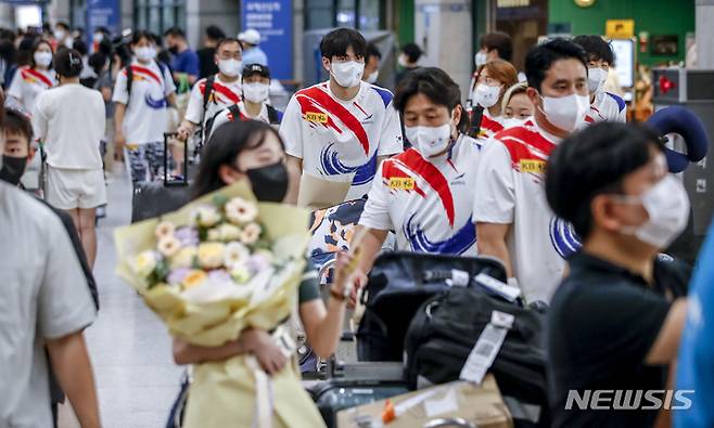 [인천공항=뉴시스] 정병혁 기자 = 2022 국제수영연맹(FINA) 부다페스트 세계선수권대회 자유형 200m에서 은메달과 한국신기록 5개라는 성적을 낸 수영선수 황선우을 비롯한 수영 대한민국 국가대표선수단 선수들이 27일 오후 인천국제공항 제1터미널을 통해 입국하고 있다. 2022.06.27. jhope@newsis.com