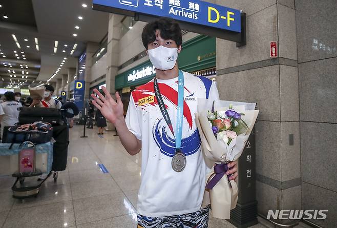 [인천공항=뉴시스] 정병혁 기자 = 2022 국제수영연맹(FINA) 부다페스트 세계선수권대회 자유형 200m에서 은메달과 한국신기록 5개라는 성적을 낸 수영선수 황선우가 27일 오후 인천국제공항 제1터미널을 통해 입국하고 있다. 2022.06.27. jhope@newsis.com