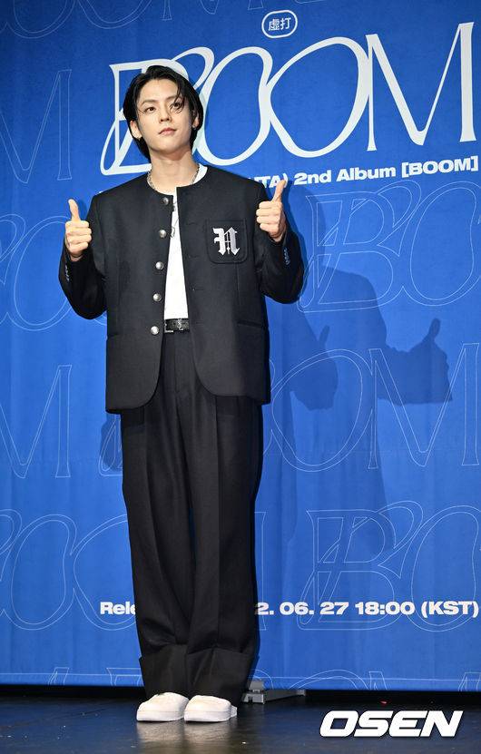 [OSEN=민경훈 기자] 가수 비투비 이민혁(HUTA)의 두 번째 정규앨범 'BOOM' 발매 기념 기자간담회 27일 오후 서울 용산구 블루스퀘어 카오스홀에서 열렸다.가수 이민혁이 무대 위에서 포토타임을 갖고 있다. 2022.06.27 /rumi@osen.co.kr