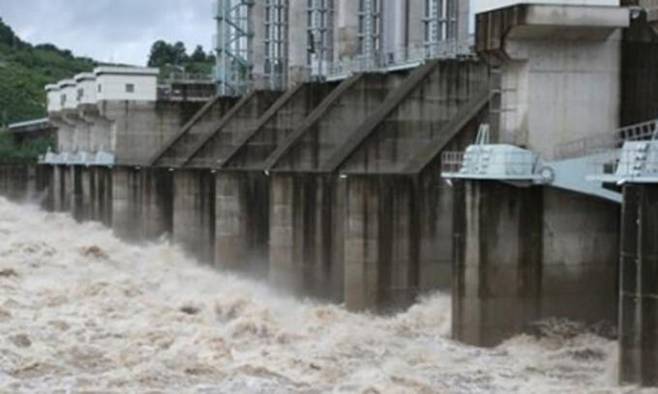 군남댐에서 쏟아지는 임진강 물, 연합뉴스