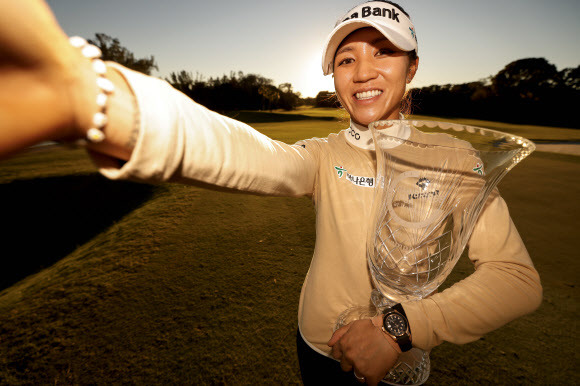 Gainbridge LPGA at Boca Rio - Final Round - 리디아 고가 LPGA 투어 게인브리지에서 우승한 뒤 우승컵을 들고 활짝 웃고 있다보카 러톤 AFP 연합뉴스