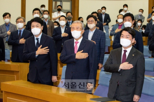 27알 국회 의원회관에서 같은 당 장제원 의원 주도로 열린 ‘대한민국 미래혁신포럼’에서 안철수(오른쪽 사진 맨 앞 오른쪽부터) 의원, 김종인 전 비상대책위원장, 장 의원 등 참석자들이 국민의례를 하고 있다.김명국 기자