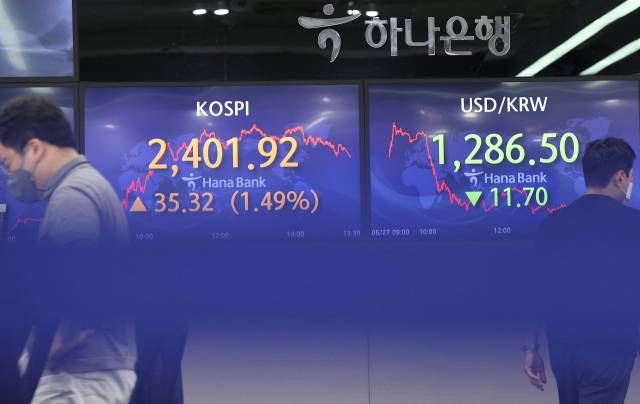 27일 오후 서울 중구 을지로 하나은행 본점 딜링룸 현황판에 코스피, 원/달러 환율 종가가 표시돼 있다./연합뉴스