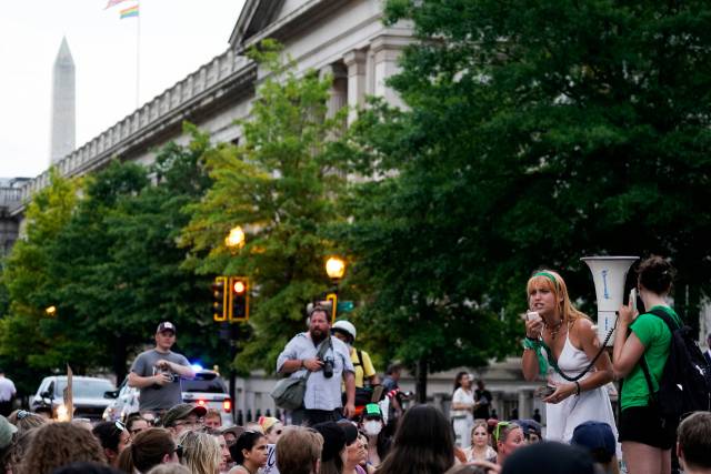 26일(현지 시간) 텍사스의 낙태 권리 주장 시민운동가 줄리앤이 미국 워싱턴DC 연방대법원 앞에서 항의 발언을 하고 있다. /로이터연합뉴스