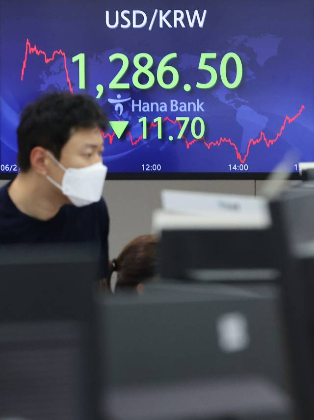 27일 오후 서울 중구 을지로 하나은행 본점 딜링룸 현황판에 원·달러 환율 종가가 표시돼 있다. 연합뉴스