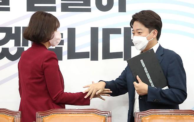 6월23일 이준석 국민의힘 대표는 배현진 최고위원의 악수를 뿌리쳐 눈길을 끌었다. ⓒ국회사진취재단