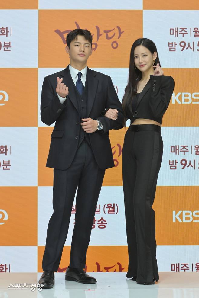 배우 서인국(왼쪽)과 오연서가 27일 오후 온라인 생중계 형식으로 진행된 KBS2 새 월화극 ‘미남당’의 제작발표회에서 포즈를 취하고 있다. 사진 KBS
