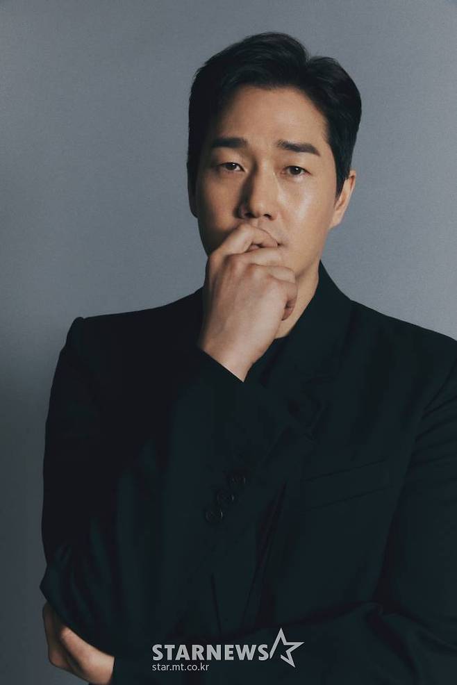 배우 유지태가 27일 오전 화상으로 진행된 넷플릭스 오리지널 '종이의 집: 공동경제구역 파트1' 관련 인터뷰에 앞서 포즈를 취하고 있다.  유지태는 극 중 강도들을 컨트롤 하는 '교수' 역을 열연했다.   '종이의 집: 공동경제구역 파트1'은 통일을 앞둔 한반도를 배경으로 천재적 전략가와 각기 다른 개성 및 능력을 지닌 강도들이 기상천외한 변수에 맞서며 벌이는 사상 초유의 인질 강도극을 그렸다. / 사진제공 = 넷플릭스 / 2022.06.27 /사진=김창현 기자 chmt@