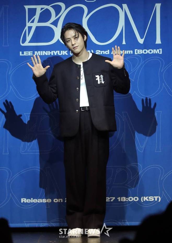 비투비 이민혁이 27일 오후 서울 용산구 한남동 블루스퀘어에서 열린 두 번째 정규앨범 'BOOM' 발매기념 쇼케이스에 참석해 포즈를 취하고 있다.  이민혁의 이번 앨범 타이틀곡 'BOOM'은 웡크 트랩 스타일의 강렬한 비트가 인상적이며 낯섦에서 오는 새로운 설렘을 담아낸 곡이다.  2022.06.27 /사진=김창현 기자 chmt@