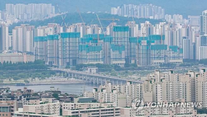 한강 너머로 보이는 서울의 한 재건축 단지 모습 [연합뉴스 자료사진]
