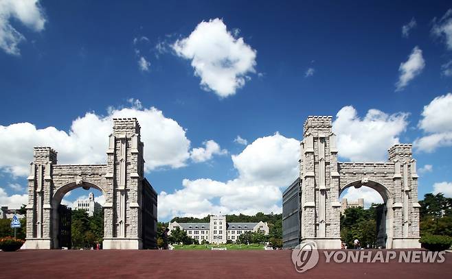 고려대 정문 및 본관 전경 [고려대 제공]