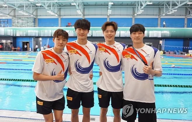 세계선수권 경영 단체전 사상 첫 결승 (서울=연합뉴스) 한국 신기록을 세우고 세계수영선수권대회 경영 단체전에서 한국 수영 사상 첫 결승 진출을 이룬 남자 계영 800ｍ 대표팀 선수들이 기념촬영을 하고 있다.
    왼쪽부터 김우민, 황선우, 이호준, 이유연. 2022.6.23 [올댓스포츠 제공. 재판매 및 DB 금지] photo@yna.co.kr