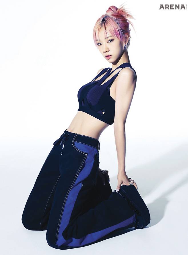 스트랩 브라톱과 팬츠는 모두 디온 리 by 파페치, 이어링은 앤아더스토리즈, 스니커즈는 스타일리스트 소장품.