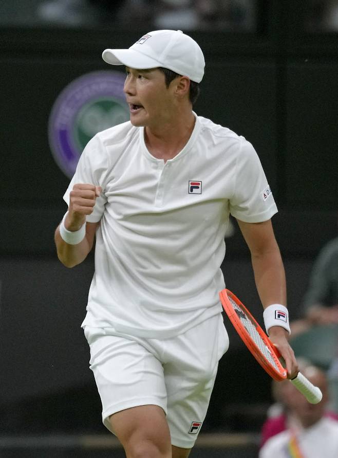한국 테니스 간판 권순우가 노바크 조코비치와의 윔블던 테니스 대회 남자 단식 1회전에서 포인트를 따낸 뒤 주먹을 불끈 쥐면서 기뻐하고 있다. 사진=AP PHOTO