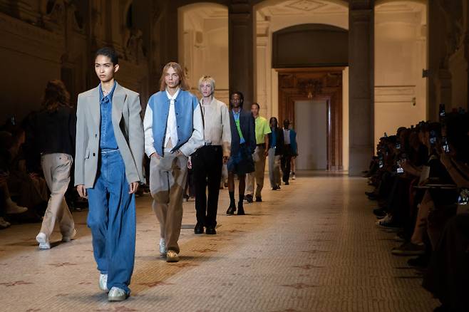 파리패션위크 라이브중계를 통해 공개된 우영미(Wooyoungmi) 2023 봄·여름(S/S) 컬렉션. (사진=우영미)