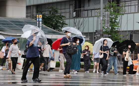 오늘(28일) 오후 서울 마포구 지하철 홍대입구역 인근에 강풍을 동반한 소나기가 내리는 모습. 〈사진-연합뉴스〉