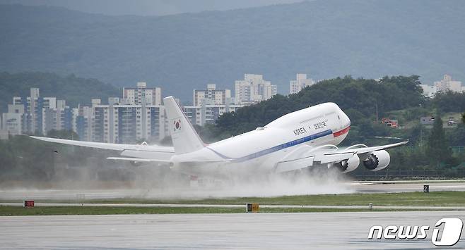 윤석열 대통령과 김건희 여사, 수행원 및 취재진을 태운 공군1호기가 27일 오후 경기 성남 서울공항에서 이륙해 나토(NATO, 북대서양조약기구) 정상회의가 열리는 스페인 마드리드로 향하고 있다. 대통령실사진기자단 2022.6.27/뉴스1 © News1 안은나 기자