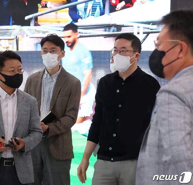구 LG 대표가 경기도 평택시 LG디지털파크 내 LG전자 HE연구소에서 OLED 대세화 추진 현황을 살피고 있다. (LG그룹 제공) /뉴스1