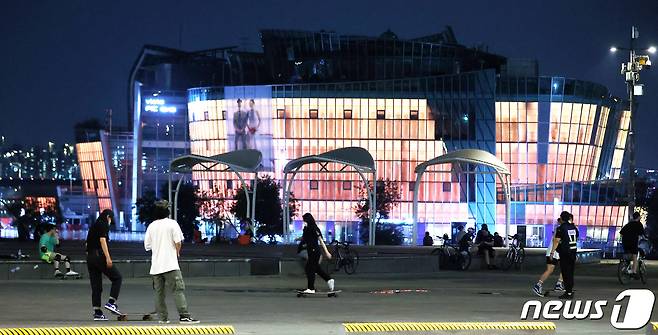 서울에 지난해 첫 열대야가 나타났던 지난해 7월12일 오후 서울 서초구 반포한강공원에서 시민들이 야외 활동을 하고 있다. 2021.7.12/뉴스1 © News1 조태형 기자