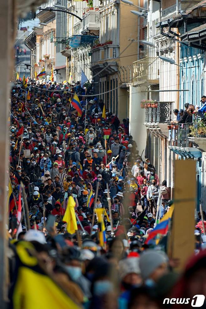 22일(현지시간) 에콰도르 키토에서 기름값 인상에 항의하는 원주민 시위대가 거리를 메우고 있다. © AFP=뉴스1 © News1 우동명 기자