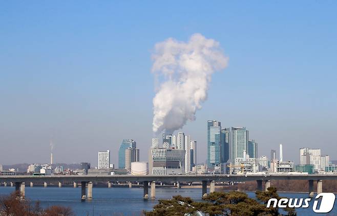 서울 마포대교에서 바라본 서울화력발전소 굴뚝에 하얗게 수증기가 피어오르고 있다. /뉴스1 © News1 김진환 기자