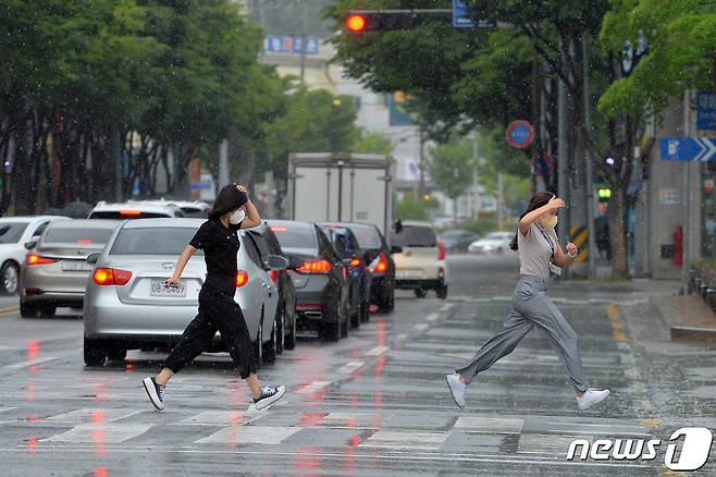 27일 오후 경북 포항시청 앞 횡단보도에서 갑자기 내린 소나기에 놀란 시민들이 비를 피해 달리고 있다.2022.6.27/뉴스1 © News1 최창호 기자