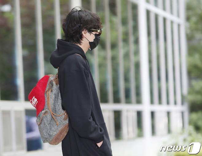 방탄소년단(BTS) 뷔가 28일 김포비즈니스항공센터를 통해 프랑스에서 입국하고 있다. © News1 권현진 기자