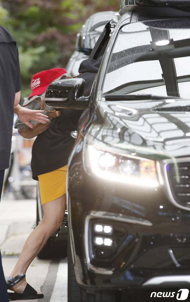 방탄소년단(BTS) 뷔가 28일 김포비즈니스항공센터를 통해 프랑스에서 입국해 차량에 탑승하고 있다. © News1 권현진 기자