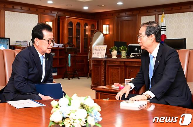 이시종 충북지사가 27일 한덕수 국무총리를 면담하고 있다.(충북도 제공).2022.27./© 뉴스1