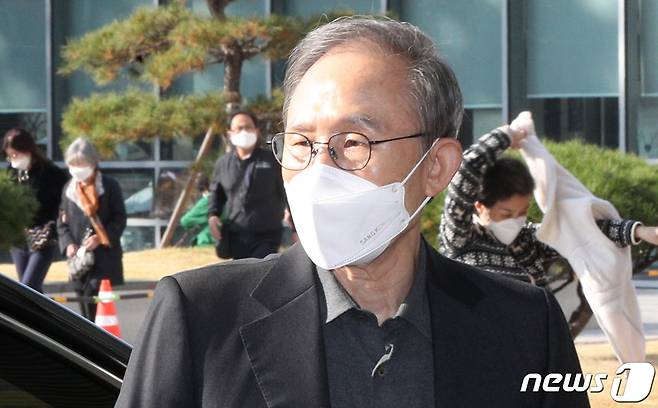 다스(DAS) 실소유 의혹으로 재판에 넘겨져 징역 17년을 확정받은 이명박(78) 전 대통령이 30일 오전 순환기과 진료를 받기 위해 서울 종로구 서울대병원에 도착하고 있다.© News1 황기선 기자