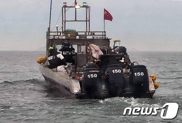 서해5도특별경비단(단장 총경 김종인)이 11일 오전 서해 북방한계선(NLL)을 침범한 중국어선 1척을 나포해 압송하고 있다. (서해5도특별경비단 제공)2022.4.11/뉴스1 © News1 정진욱 기자