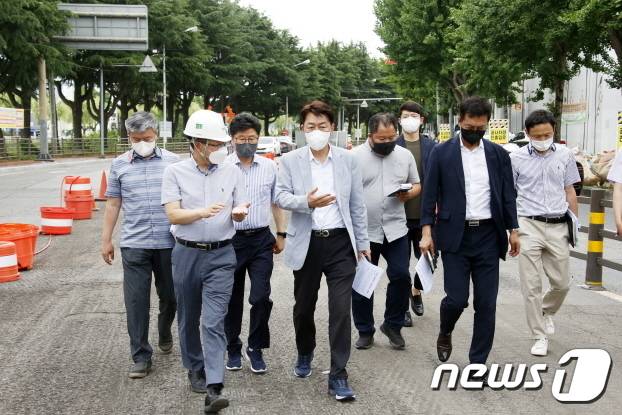 우범기 전주시장 당선인(왼쪽에서 네번째)이 28일 전주시 완산구 서신동 롯데백화점 앞 지하차도 보수공사 현장을 방문, 진행상황을 살피고 관계자들을 격려했다.(인수위 제공)© 뉴스1