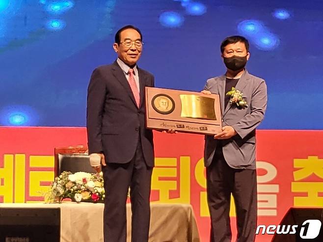 28일 열린 이임식에서 정상혁 보은군수(왼쪽)가 감사패를 받고 있다.© 뉴스1