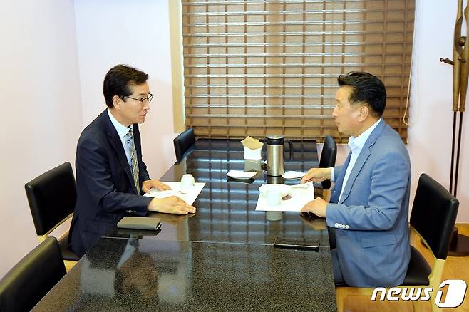 김영환 충북지사 당선인(오른쪽)과 윤건영 충북도교육감 당선인이 28일 청주시 한 식당에서 첫 공식 회동을 갖고 충북교육 발전 방안을 논의하고 있다. © 뉴스1