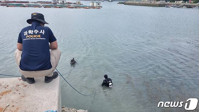 실종된 조유나양(10) 일가족을 수색 중인 경찰이 28일 오후 3시20분쯤 전남 완도군 신지면 송곡항 인근 방파제 앞 바다에서 2018년식 아우디 차량 구조물을 발견, 조사하고 있다. (광주경찰청 제공) 022.6.28/뉴스1 © News1 정다움 기자