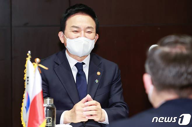 원희룡 국토교통부 장관이 28일 서울 모처에서 마르친 호라와 폴란드 신공항 특명전권대표, 미콜라이 빌드 폴란드 신공항사 사장 등으로 구성된 폴란드 신공항 협력단과 면담하고 있다. (국토교통부 제공) 2022.6.28/뉴스1