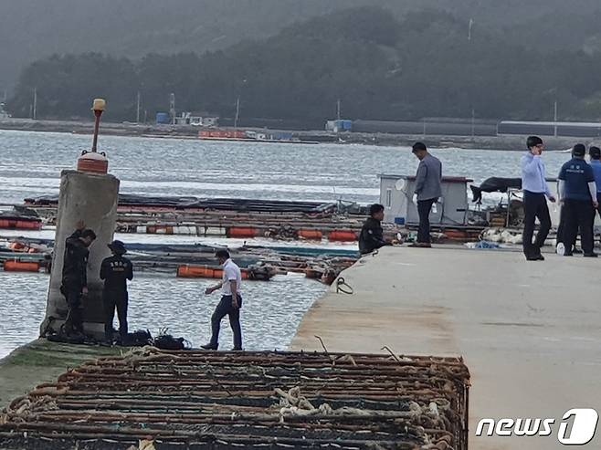 실종된 조유나양(10) 일가족을 수색 중인 경찰이 28일 오후 전남 완도군 신지면 송곡항 인근 해역에서 2018년식 아우디 차량 구조물을 발견해 조사하고 있다. 2022.6.28/뉴스1 © News1 김동수 기자