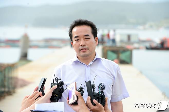문용은 광주 남부경찰서 형사과장이 28일 오후 전남 완도군 송곡항 인근 방파제 앞에서 브리핑을 하고 있다. 경찰은 이날 오후 5시17분쯤 완도에서 실종된 조유나양(10) 일가족이 탔던 것으로 추정되는 아우디 차량을 발견했다. 2022.6.28/뉴스1 © News1 정다움 기자