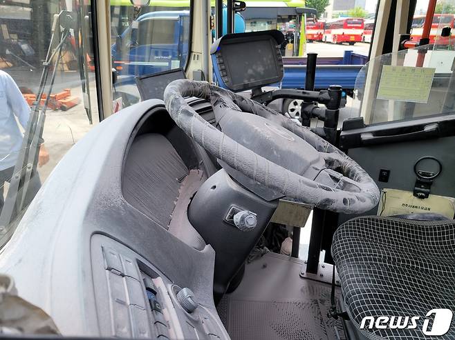전북 전주시의 한 시내버스 안에서 소화기를 뿌린 20대가 경찰에 붙잡혔다. 이 남성은 기사와의 '요금 시비' 때문에 이같은 일을 벌인 것으로 전해졌다.(독자 제공)2022.6.28/© 뉴스1