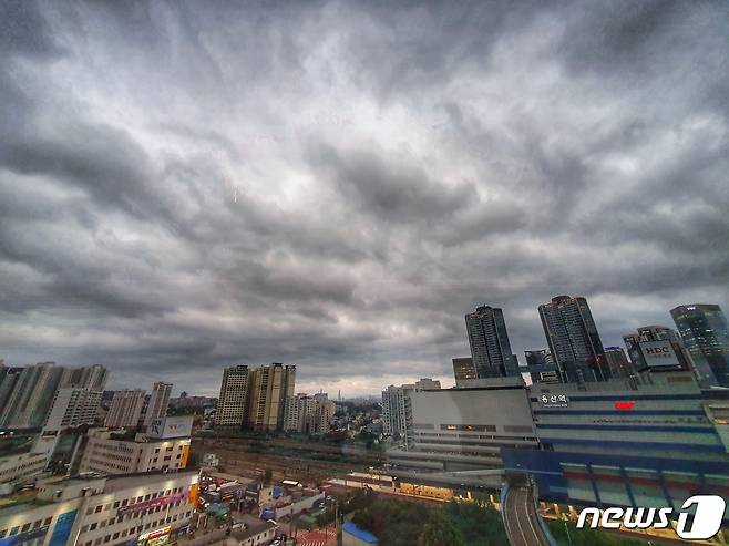 28일 오후 서울 용산역 일대에 먹구름이 짙게 드리워 있다. 2022.6.28/뉴스1 © News1 황덕현 기자