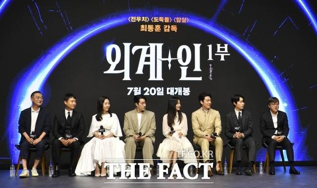 김의성 조우진 염정아 소지섭 김태리 김우빈 류준열 최동훈 감독(왼쪽부터)이 23일 서울 영등포구 콘래드 서울 그랜드볼룸에서 열린 영화 '외계+인 1부' 제작보고회에서 사회자의 질문을 듣고 있다. /윤웅 기자