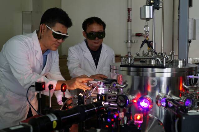 KRISS 극한측정연구팀이 정전기 공중부양장치를 이용해 내열금속의 초고온 열물성을 측정하고 있다. (자료=KRISS)