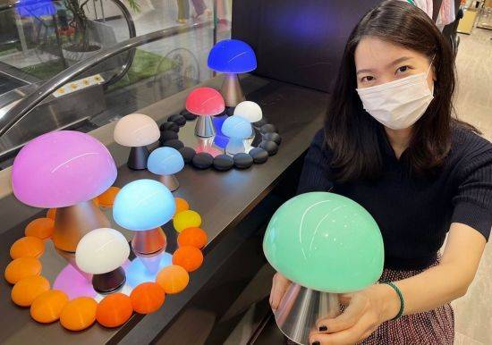 갤러리아 기프트샵에서 모델이 프랑스 디자인 브랜드 렉슨 LED 조명을 소개하고 있다.