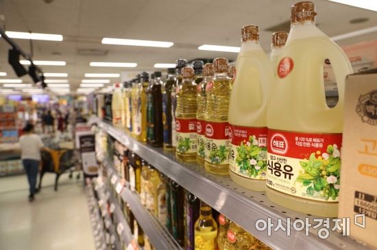인도네시아의 팜유 수출 금지 등으로 식용유 수급 불안이 커지고 있는 19일 서울 시내 한 대형마트에서 시민들이 식용유를 구매하고 있다. /문호남 기자 munonam@
