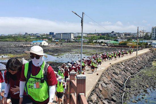 ‘2030 부산세계박람회 유치 기원 제주 국토대장정’ 에 참가한 학생들이 올레길을 걷고 있다.