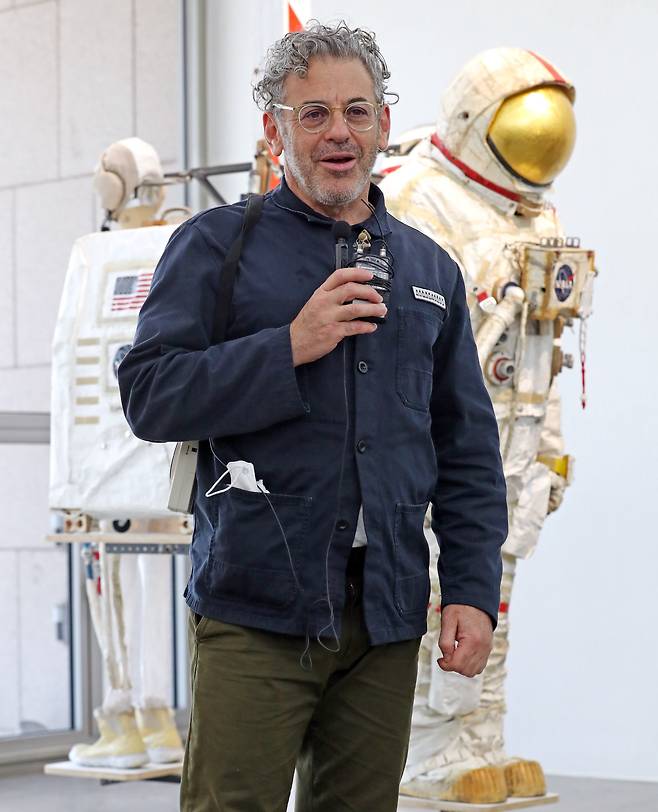 미국 조각가 톰 삭스가 미국 NASA 우주복을 합판·테이프·잡동사니 등으로 제작한 수공예 우주복 작품에 대해 설명하고 있다. /뉴시스