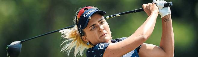 미국의 렉시 톰프슨이 27일 위민스 PGA 챔피언십 4라운드 5번홀에서 티샷하고 있다. 톰프슨은 최종 라운드 한때 전인지를 제치고 단독 선두로 나섰으나, 후반 들어 짧은 퍼트를 여러 차례 놓쳐 전인지에게 우승을 내줬다. /USA투데이 연합뉴스