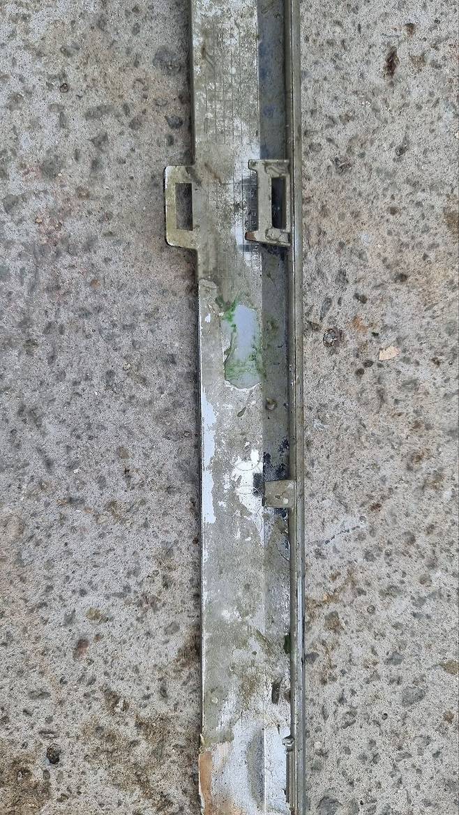 완도 송곡항 인근 방파제 앞바다에서 발견된 아우디 부품 추정 물체. /광주경찰청 제공