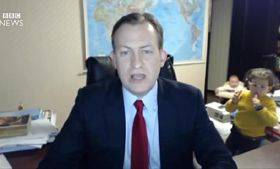 2017년 로버트 켈리 교수가 영국 BBC와 화상 인터뷰를 하고 있는 모습. 딸 메리언이 어깨춤을 추며 등장한 데 이어 아들 제임스가 보행기를 타고 들어오면서 방송 사고가 났다./조선DB